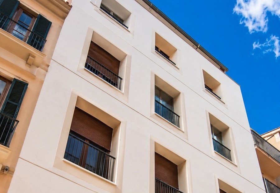 Fachada blanca de obra nueva